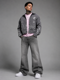 Une veste en jean grise