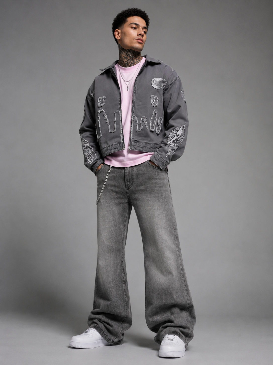 Une veste en jean grise